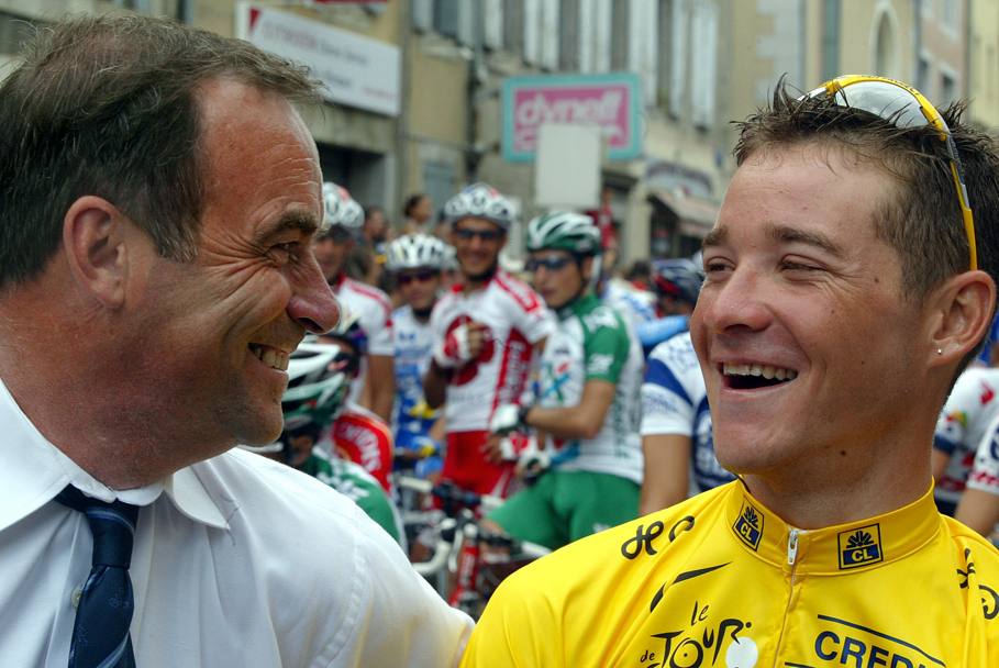 HInault sorride a Thomas Voeckler al Tour de France nel 2004. L’ex campione  nel comitato organizzativo della corsa francese (Afp)